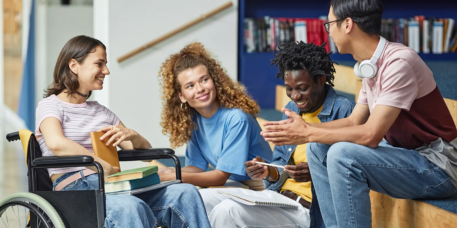 Gruppe junger Studierender im Gespräch.