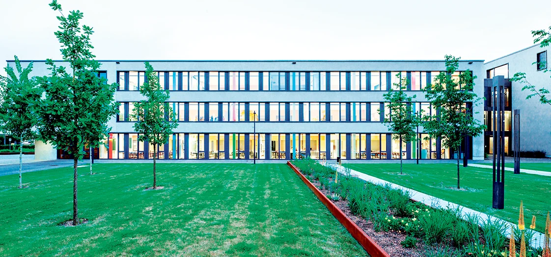 BSZ Radolfzell Schulgebäude mit Grünfläche.