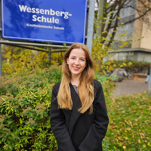 Eine Frau lächelt vor der Wessenberg-Schule.