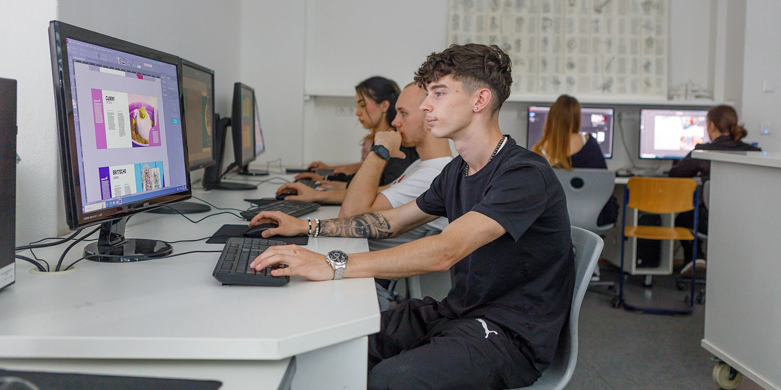 Schüler arbeiten an Computern im Klassenlabor