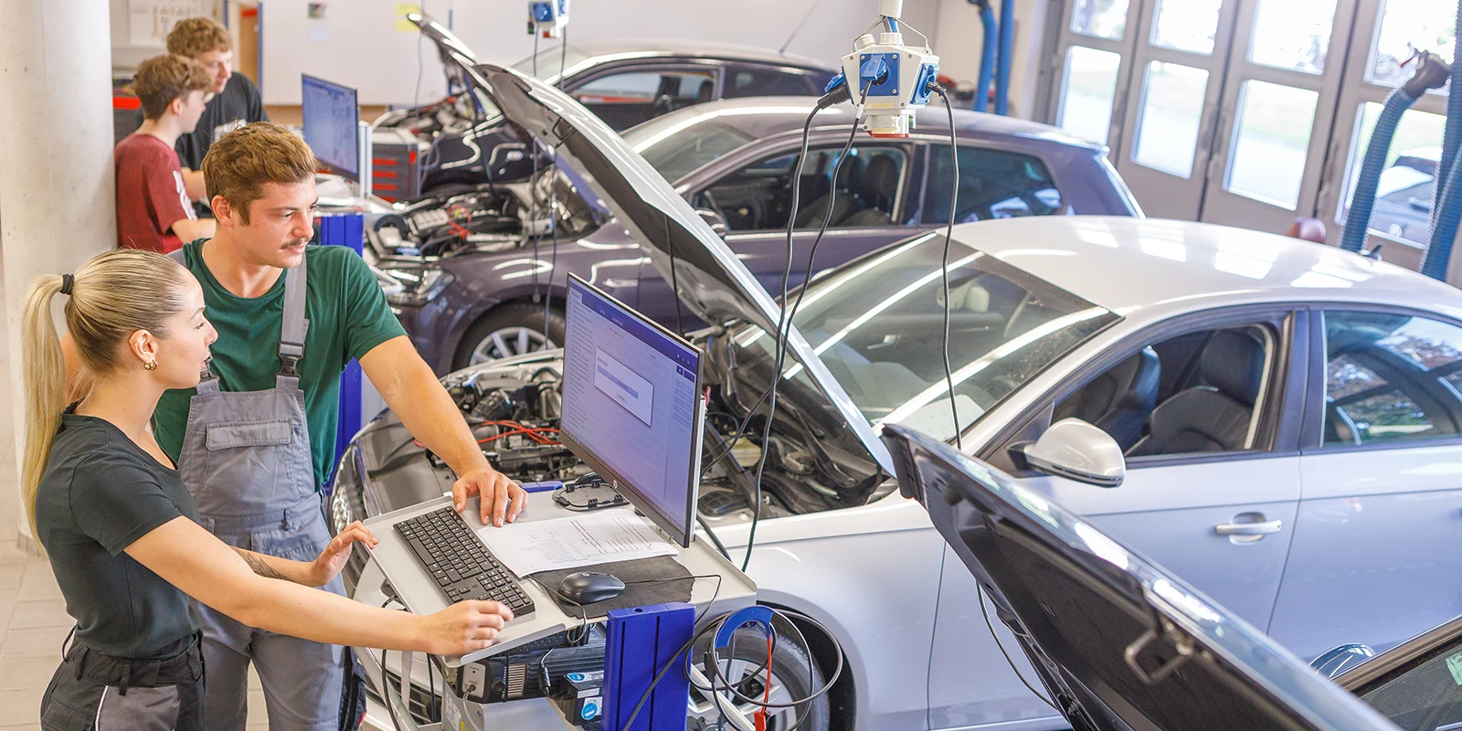 Lernende diagnostizieren KFZ am PC