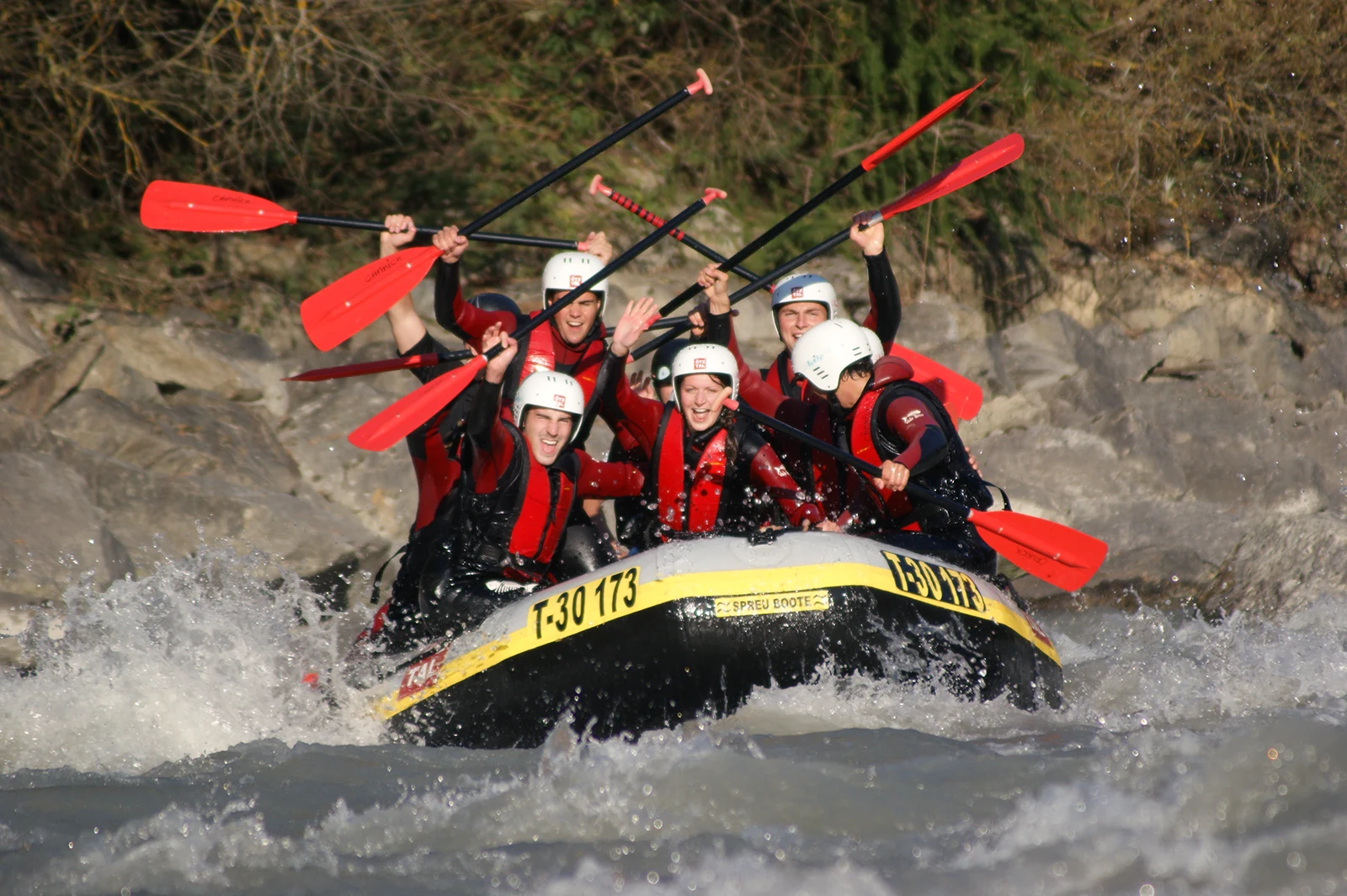 Teambildung: Gruppe beim Wildwasser-Rafting
