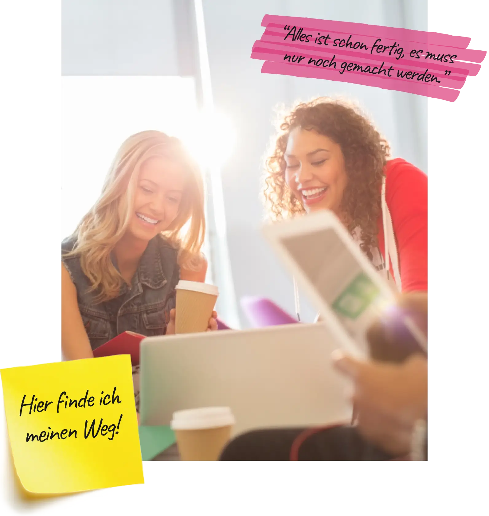 Zwei Frauen arbeiten gemeinsam am Laptop.