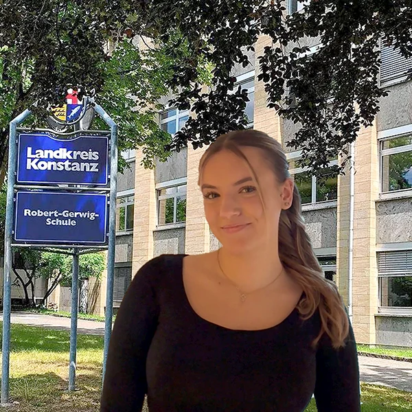 Frau vor Schulgebäude