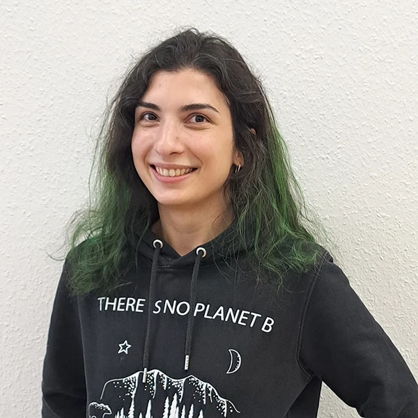 Lächelnde Person im Hoodie.