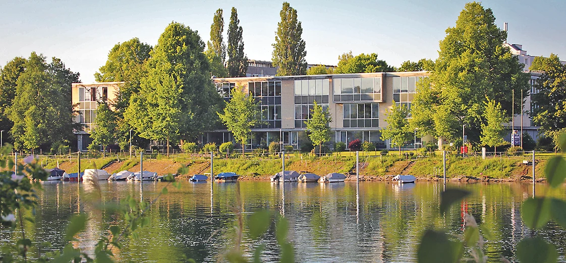 Wessenbergschule am Wasser mit Booten