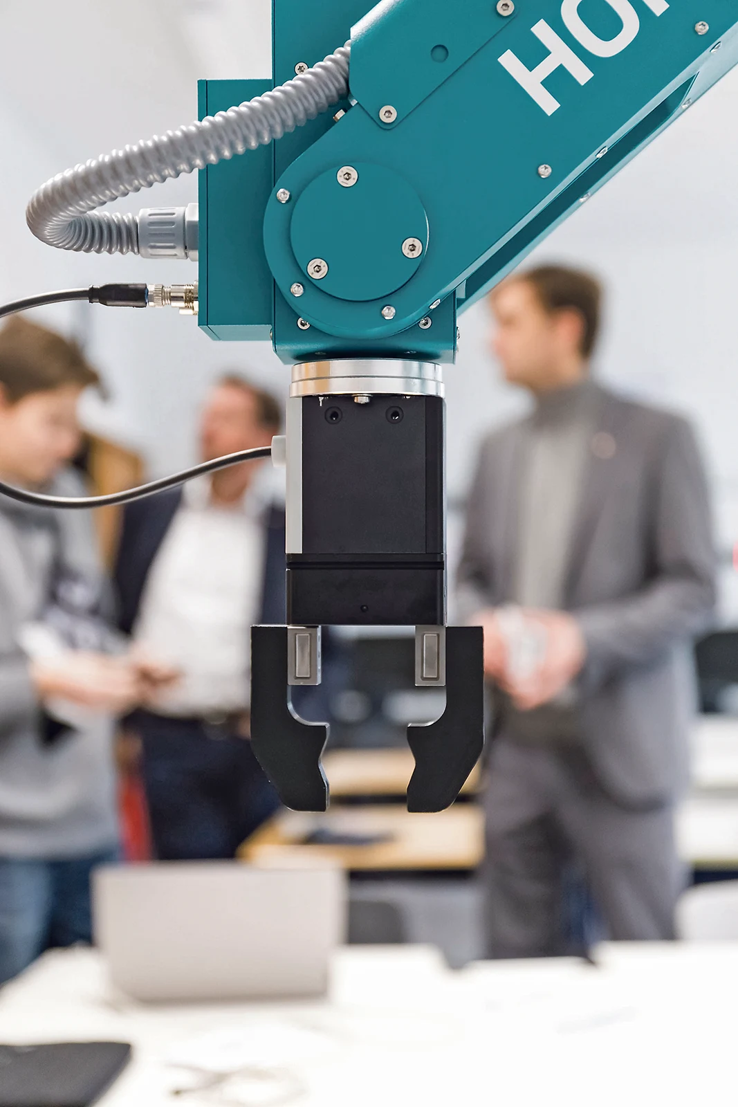 Industrieller Roboterarm mit Greifer.